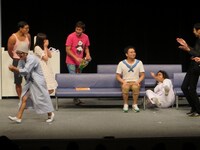 野田が間違えて胡桃の位置に座り、胡桃が尻もちをついたシーンを再現。