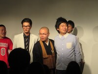 初立ち位置に立ってみるモグライダー芝、ドドん石田、ザンゼンジ武田トリオ。（左から）。