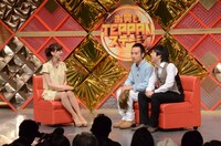 MCの皆藤愛子とトークを展開するかもめんたる。