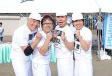 松本組のキャイ～ンと雨上がり決死隊（左から）。