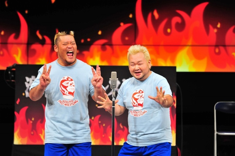 漫才コンビ・天山広吉と東京ダイナマイト・ハチミツ二郎（左から）。