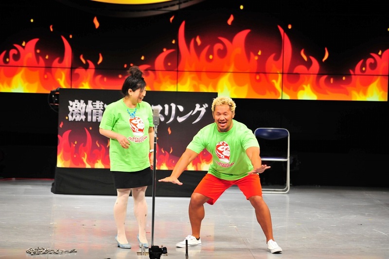 漫才コンビ・アジアン馬場園と真壁刀義（左から）
