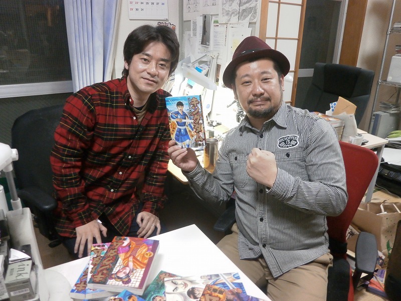 ケンドーコバヤシと原泰久（左）。(c)フジテレビ