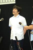 囲み取材に応じるバカリズム。