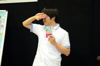 フォトセッションに応じるバカリズム。