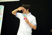 フォトセッションに応じるバカリズム。