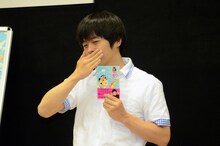 フォトセッションに応じるバカリズム。