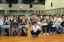 リスナーとの記念撮影を行うバカリズム。