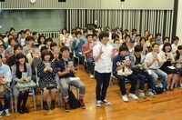 リスナーとバカリズムの記念撮影の様子。