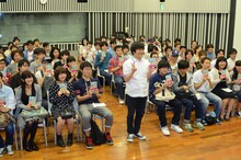 リスナーとバカリズムの記念撮影の様子。