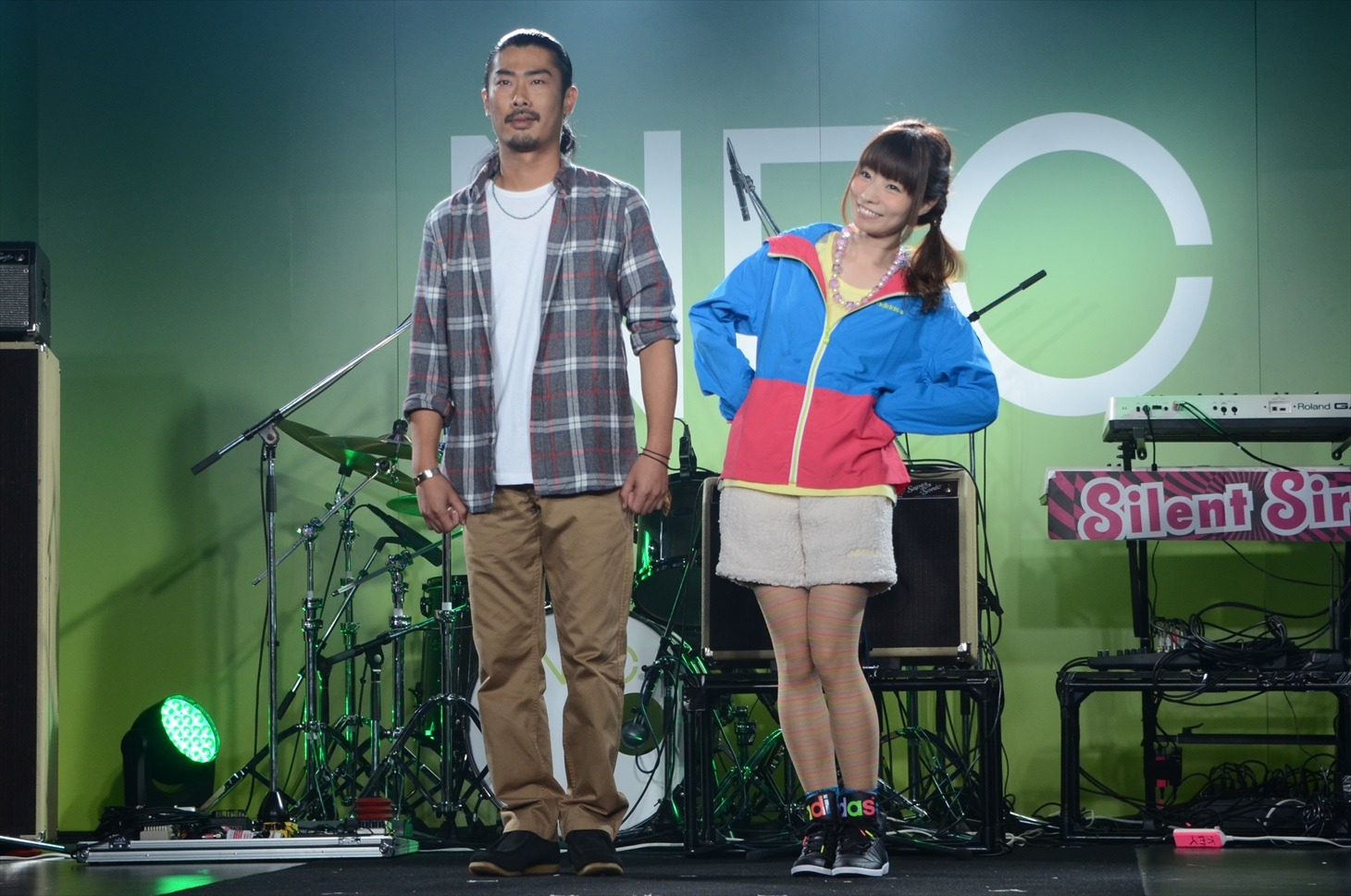 パンサー菅（左）と、Silent Sirenのあいにゃん（右）。