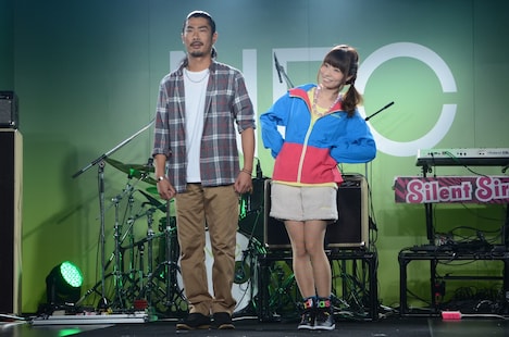 パンサー菅（左）と、Silent Sirenのあいにゃん（右）。