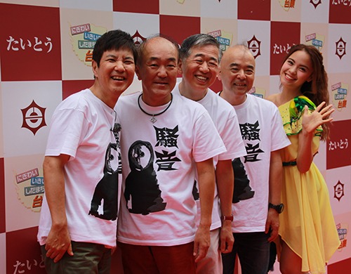 映画「騒音 THE FIVE OYAJI」の（左から）関根勤監督、キャストの温水洋一、村松利史、酒井敏也、アマンダ。