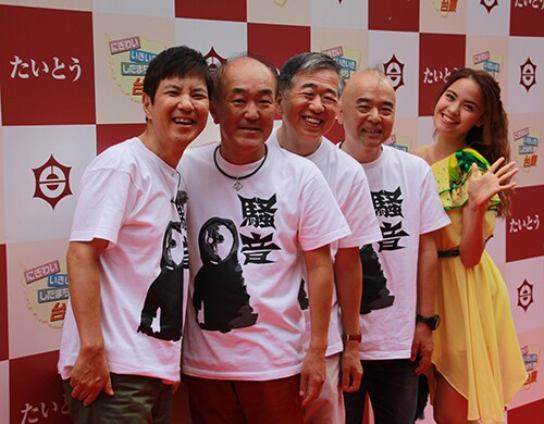 映画「騒音 THE FIVE OYAJI」の（左から）関根勤監督、キャストの温水洋一、村松利史、酒井敏也、アマンダ。