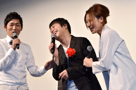 手島優（右）に勢いよく飛びつかれるNON STYLE井上（中央）。