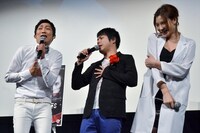 ポーズを取る（左から）NON STYLE、手島優。