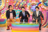 MCの雨上がり決死隊と、平成ノブシコブシ徳井（左）。(c)テレビ朝日