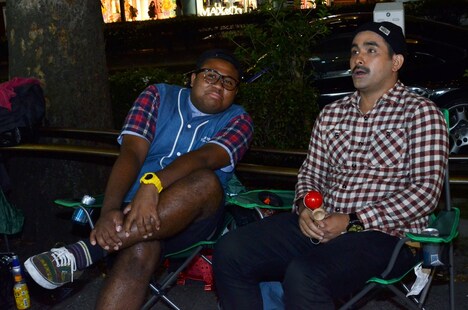 行列に並ぶ（左から）マテンロウ・アントニー、デニス植野。