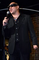 「SLENDERIE RECORDあるある」を歌い上げるレイザーラモンRG。