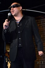 「SLENDERIE RECORDあるある」を歌い上げるレイザーラモンRG。