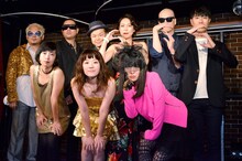 フォトセッションに集う藤井隆（右端）ら。