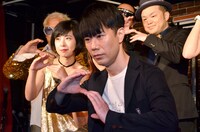 藤井隆（手前）。