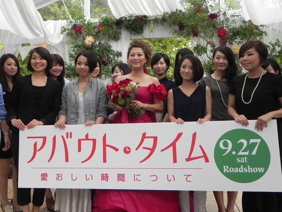 映画「アバウト・タイム～愛おしい時間について～」の公開記念イベントに出演した友近（中央）。