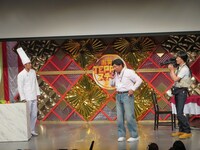 コント中のロバート。