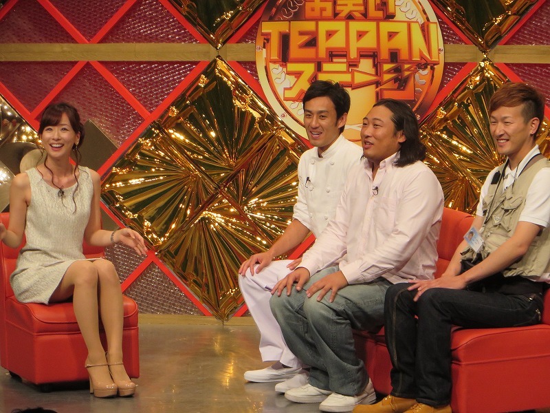 「お笑いTEPPANステージ」に出演するロバートとMCの皆藤愛子。