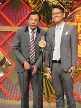 漫才中のナイツ。