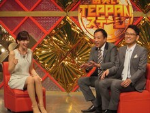 「お笑いTEPPANステージ」に出演するナイツとMCの皆藤愛子。
