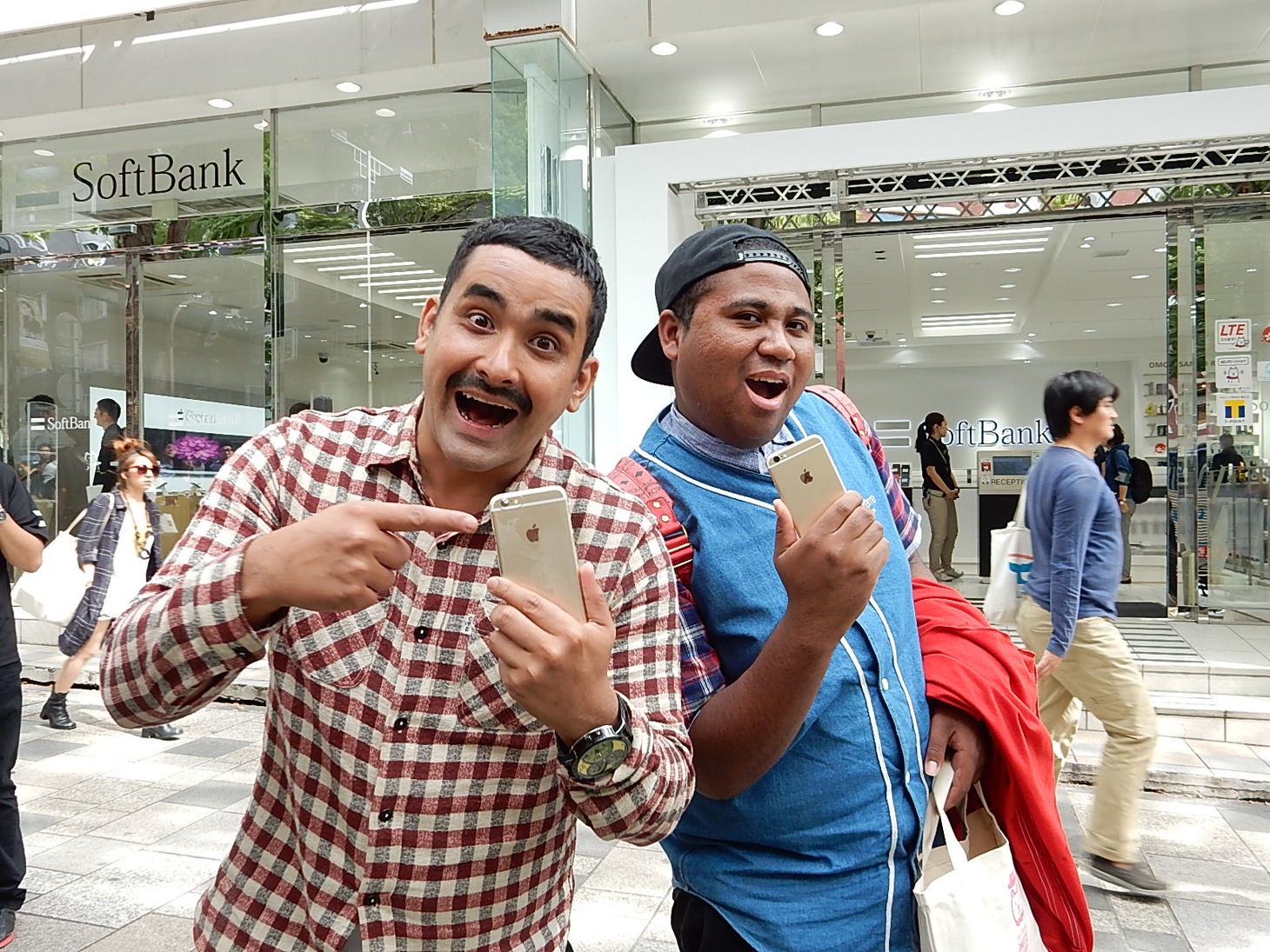 「iPhone 6」を無事入手した（左から）デニス植野、マテンロウ・アントニー。