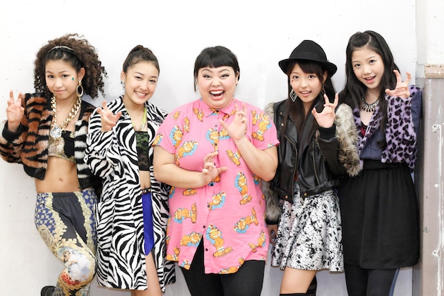 J☆Dee'Zと渡辺直美（中央）。