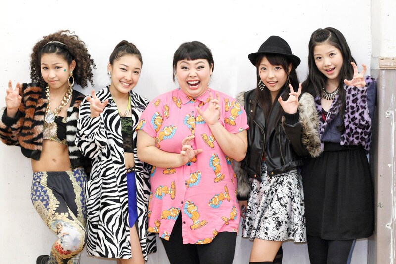 J☆Dee'Zと渡辺直美（中央）。