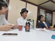 押見へのイメージを正直に語る作家をまじまじと見つめる押見（左）。