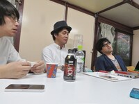 押見へのイメージを正直に語る作家をまじまじと見つめる押見（左）。