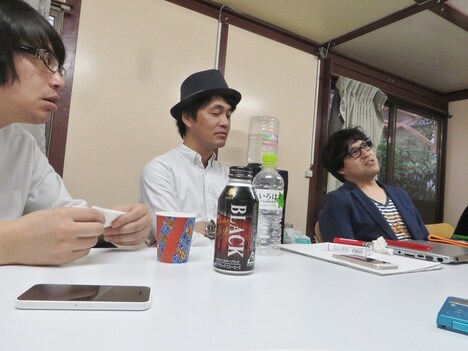 押見へのイメージを正直に語る作家をまじまじと見つめる押見（左）。