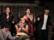 落札者一家の父のサプライズバースデーソングを歌うLike a Record。