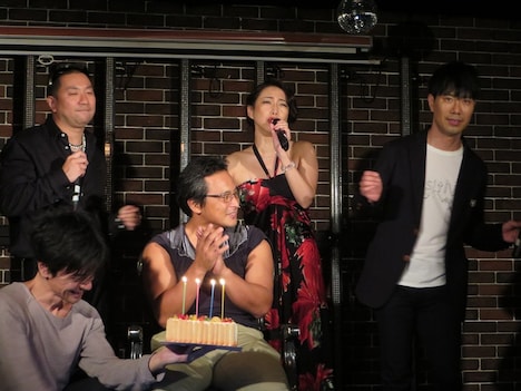 落札者一家の父のサプライズバースデーソングを歌うLike a Record。