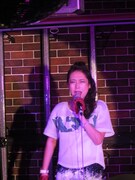 カラオケの歌詞が見えない椿鬼奴。