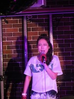 カラオケの歌詞が見えない椿鬼奴。