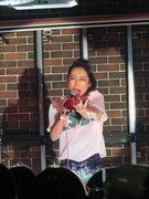 中森明菜の「十戒」を歌い踊る椿鬼奴。