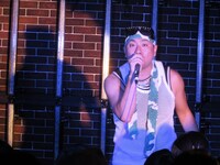 「Faith」でお決まりのRGの決め顔。