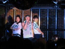 藤井隆（右）、レイザーラモンRG（中央）、椿鬼奴（左）のLike a Record round! round! round!パシャオク独占スペシャルライブの様子。