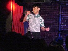 ギリギリまで観客に近づく藤井隆。