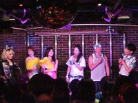 ベッド・インが感謝の意で使う言葉「サンクスモニカ」にハマる一同。