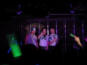 Like a Recordメジャーデビュー曲「ナウ・ロマンティック」の決めポーズ。