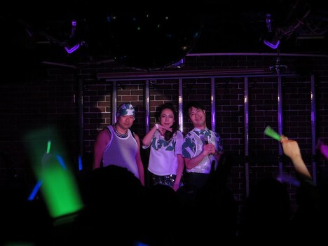 Like a Recordメジャーデビュー曲「ナウ・ロマンティック」の決めポーズ。