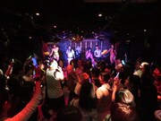 「1-2-3」で客席に飛び込んたRG。