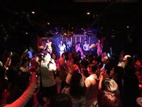 「1-2-3」で客席に飛び込んたRG。